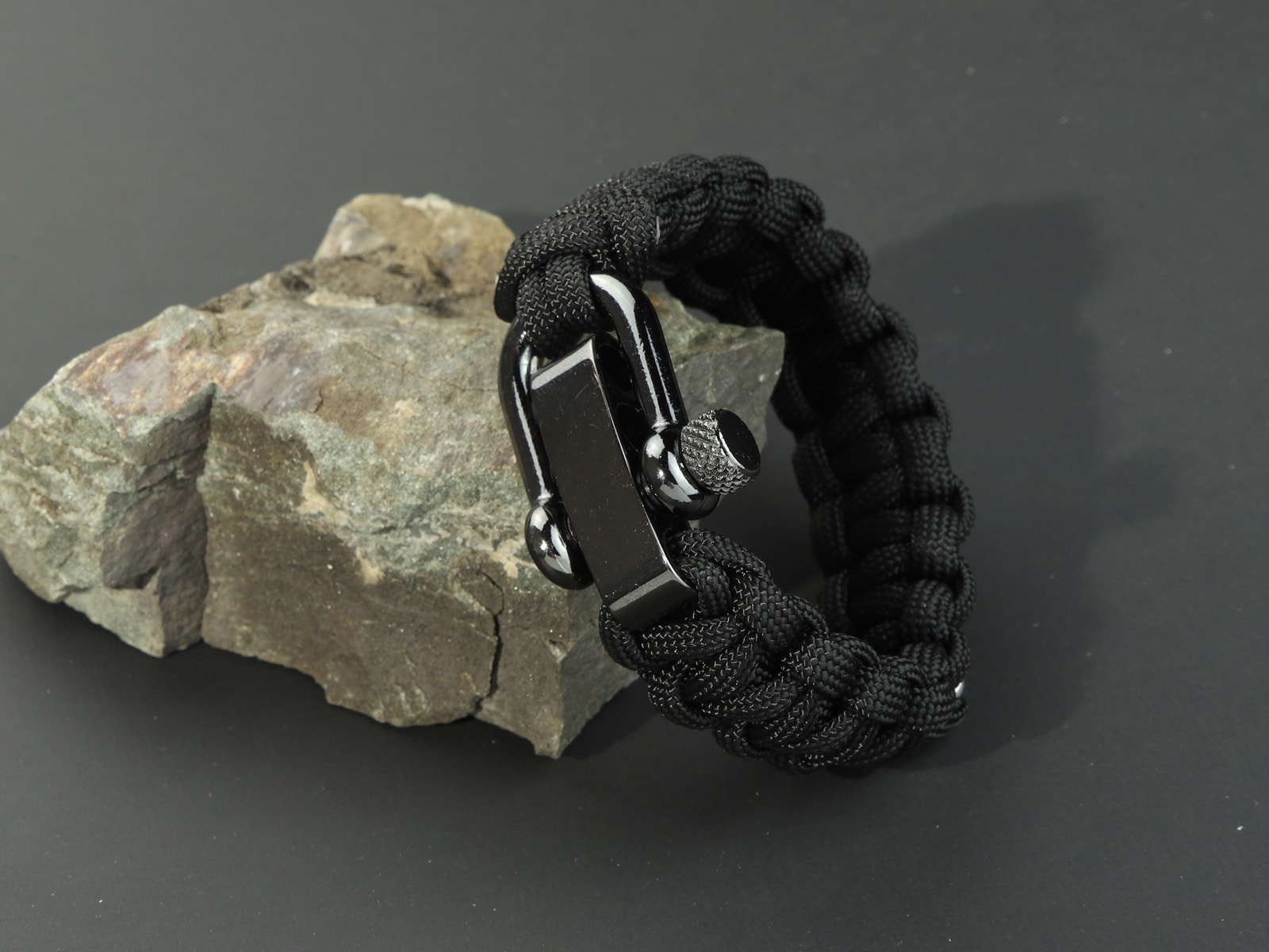 Black on sale paracord bracelet